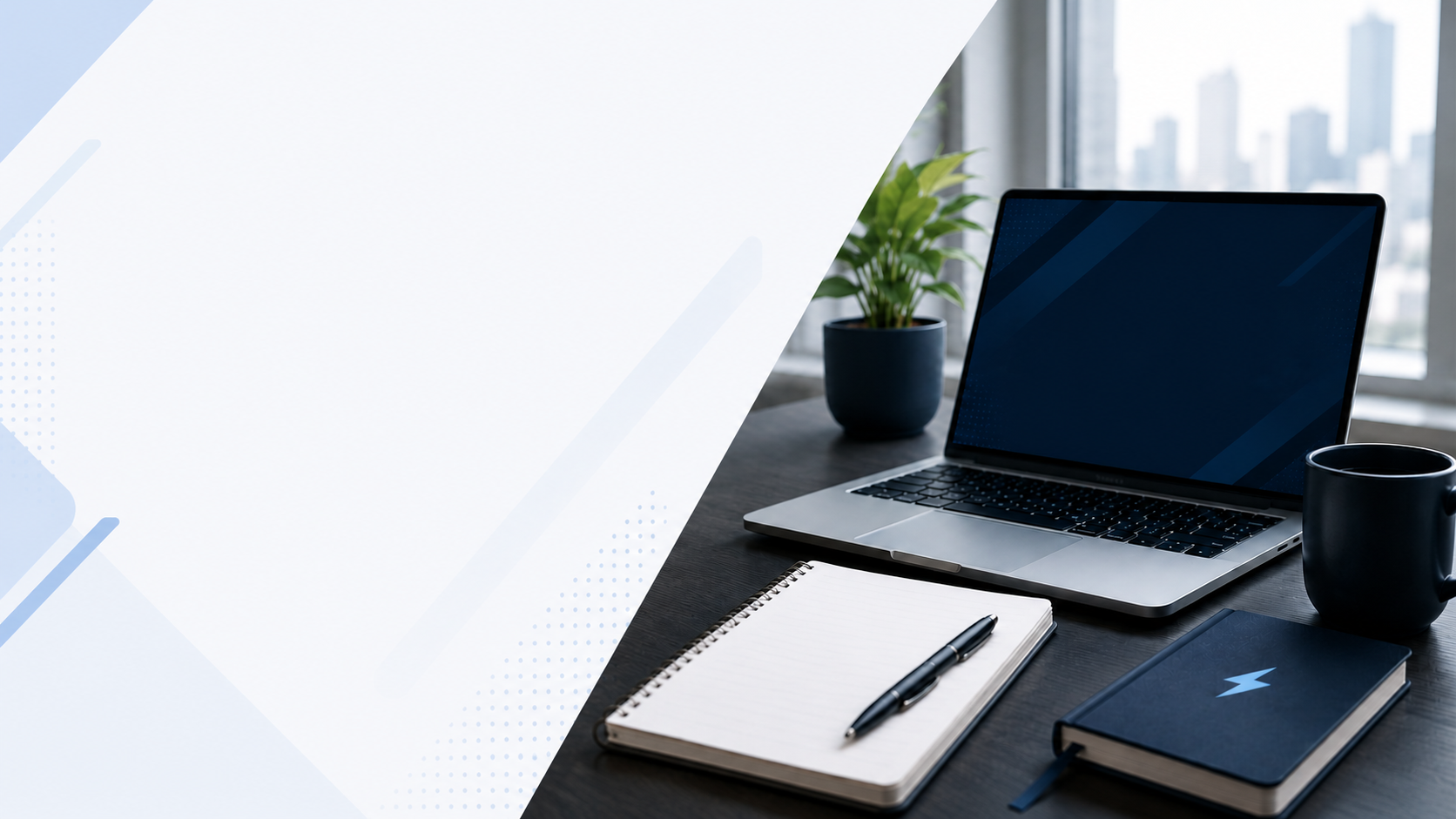 Biurko z laptopem i notatnikiem — program Fast Solution Founder
